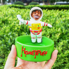 Load image into Gallery viewer, HONEYPUFF astronaut styling resin 96 * 36 * 117mm, 250g, individually packaged ashtray